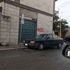 auto parcheggiata in via Duca di Genova