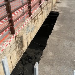 Cede parte della soletta del tratto pedonale che copre il canale Ciappetta Camaggio