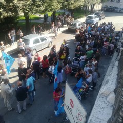 protesta in piazza Umberto I