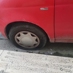 auto con tutti i pneumatici tagliati