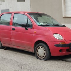 auto con tutti i pneumatici tagliati