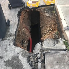 Piccolo cedimento del manto stradale in via Piemonte