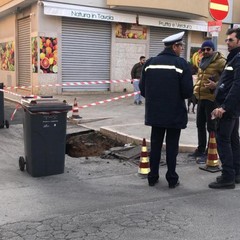 Piccolo cedimento del manto stradale in via Piemonte