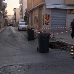 Piccolo cedimento del manto stradale in via Piemonte