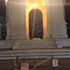 simbolico cavallo di frisia davanti al Monumento di Caduti di Andria
