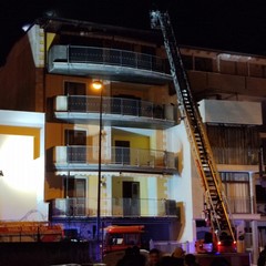 Incendio al quarto piano di una palazzina in via Basilicata