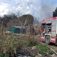 Incendio in casolare abbandonato