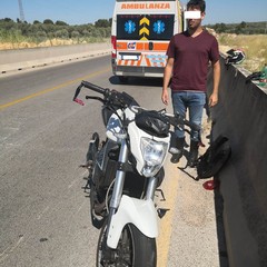 Motociclista sbalzato contro il guard rail a causa di una buca sulla ex sp 231