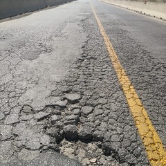 Motociclista sbalzato contro il guard rail a causa di una buca sulla ex sp 231