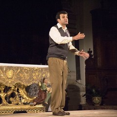 Lattore Luigi DElia in una scena dello spettacolo teatrale su don Milani