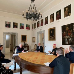 La ristretta commissione convocata dal Vescovo per osservare la Sacra Spina