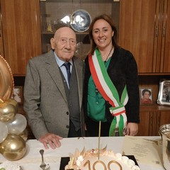 La sindaca Bruno con il centenario Antonio Santovito