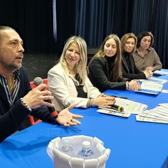 da sx lo chef sgaramella, la dg Bruno, le docenti Notarpietro, Guadagno e Regano