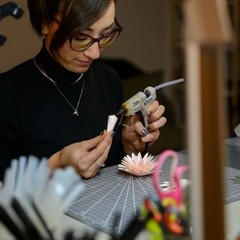 L’arte della sostenibilità: il viaggio di Lisa Paper Flower Designer