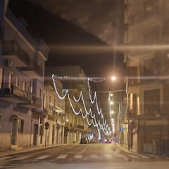 luci di Natale ancora accese sulle pubbliche vie