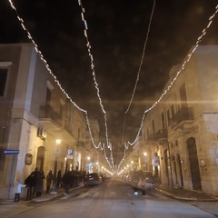 luci di Natale ancora accese sulle pubbliche vie