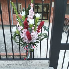 fiori davanti alla Caserma dei Carabinieri