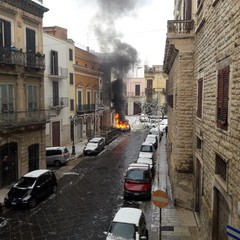 incendio auto nei pressi di piazza Duomo