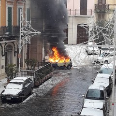 incendio auto nei pressi di piazza Duomo