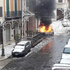 incendio auto nei pressi di piazza Duomo