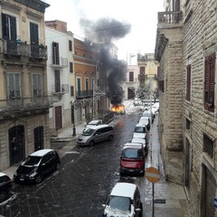 incendio auto nei pressi di piazza Duomo