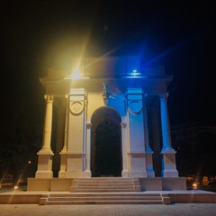 Monumento ai Caduti colorato di giallo e blu in onore dell'Ucraina