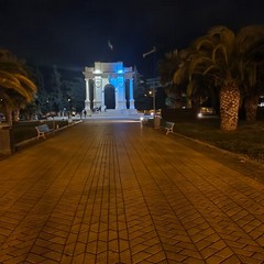 Il Monumento ai Caduti colorato di giallo e blu in onore dell'Ucraina