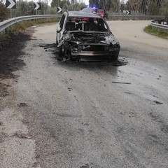 auto s'incendia sulla rampa della S.P. 2