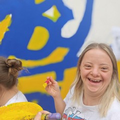 Al lavoro sul murale "Rimbellarsi"