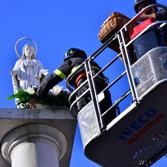 Omaggio alla statua della Madonna