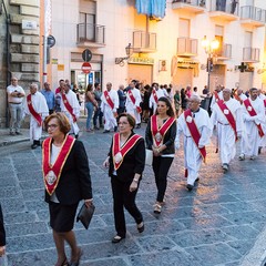 La processione dei Santi patroni, San Riccardo e della Madonna dei Miracoli per le vie cittadine