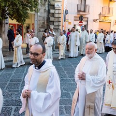 La processione dei Santi patroni, San Riccardo e della Madonna dei Miracoli per le vie cittadine