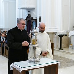 Un lunghissimo corteo ha accompagnato la Sacra Spina dalla parrocchia di Gesù Crocifisso alla Cattedrale