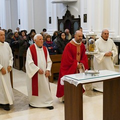 Un lunghissimo corteo ha accompagnato la Sacra Spina dalla parrocchia di Gesù Crocifisso alla Cattedrale