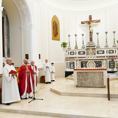 Un lunghissimo corteo ha accompagnato la Sacra Spina dalla parrocchia di Gesù Crocifisso alla Cattedrale