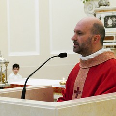 Un lunghissimo corteo ha accompagnato la Sacra Spina dalla parrocchia di Gesù Crocifisso alla Cattedrale