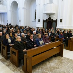 Un lunghissimo corteo ha accompagnato la Sacra Spina dalla parrocchia di Gesù Crocifisso alla Cattedrale