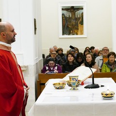 Un lunghissimo corteo ha accompagnato la Sacra Spina dalla parrocchia di Gesù Crocifisso alla Cattedrale