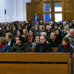 Un lunghissimo corteo ha accompagnato la Sacra Spina dalla parrocchia di Gesù Crocifisso alla Cattedrale