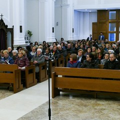 Un lunghissimo corteo ha accompagnato la Sacra Spina dalla parrocchia di Gesù Crocifisso alla Cattedrale