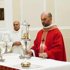 Un lunghissimo corteo ha accompagnato la Sacra Spina dalla parrocchia di Gesù Crocifisso alla Cattedrale