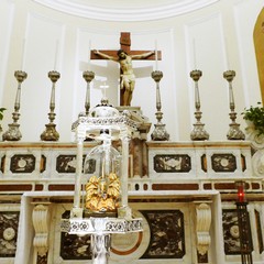 Un lunghissimo corteo ha accompagnato la Sacra Spina dalla parrocchia di Gesù Crocifisso alla Cattedrale