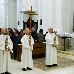 Un lunghissimo corteo ha accompagnato la Sacra Spina dalla parrocchia di Gesù Crocifisso alla Cattedrale