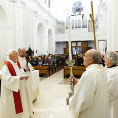 Un lunghissimo corteo ha accompagnato la Sacra Spina dalla parrocchia di Gesù Crocifisso alla Cattedrale