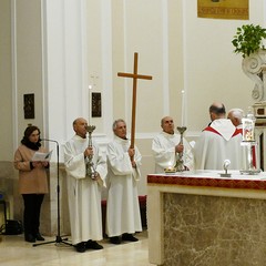 Un lunghissimo corteo ha accompagnato la Sacra Spina dalla parrocchia di Gesù Crocifisso alla Cattedrale