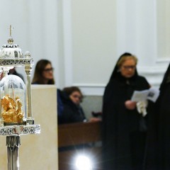 Un lunghissimo corteo ha accompagnato la Sacra Spina dalla parrocchia di Gesù Crocifisso alla Cattedrale