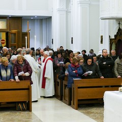 Un lunghissimo corteo ha accompagnato la Sacra Spina dalla parrocchia di Gesù Crocifisso alla Cattedrale