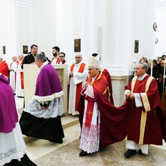 Un lunghissimo corteo ha accompagnato la Sacra Spina dalla parrocchia di Gesù Crocifisso alla Cattedrale