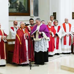 Un lunghissimo corteo ha accompagnato la Sacra Spina dalla parrocchia di Gesù Crocifisso alla Cattedrale