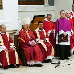 Un lunghissimo corteo ha accompagnato la Sacra Spina dalla parrocchia di Gesù Crocifisso alla Cattedrale